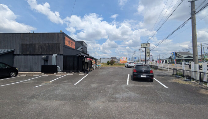 駐車場と外観
