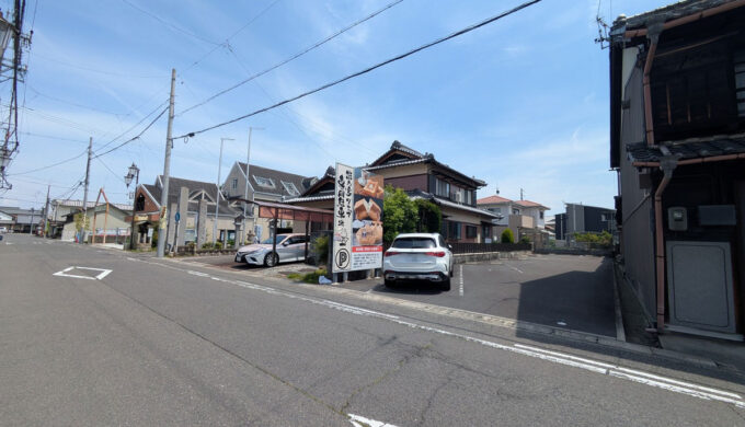 駐車場と外観