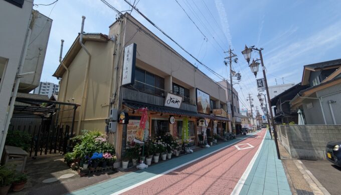 駐車場と外観