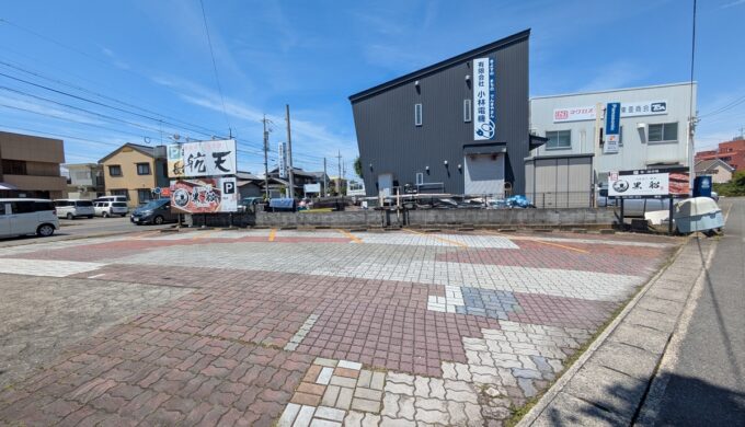 駐車場と外観