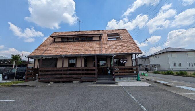 駐車場と外観