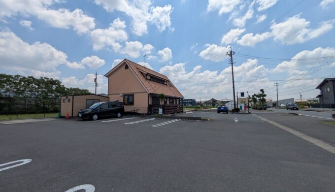 駐車場と外観