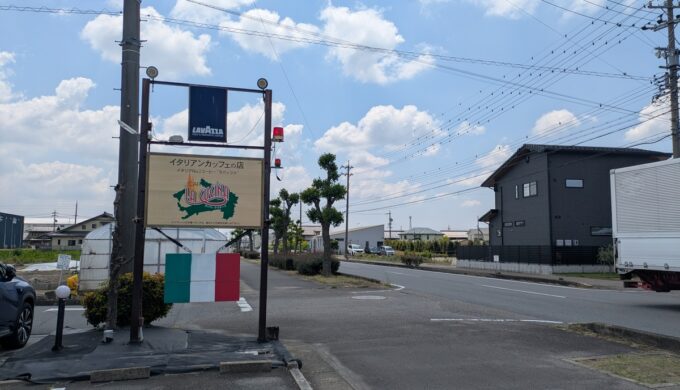 駐車場と外観