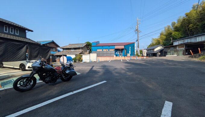 駐車場と外観