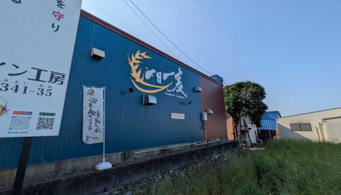 駐車場と外観