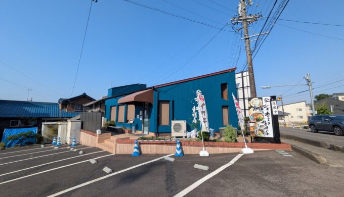 駐車場と外観