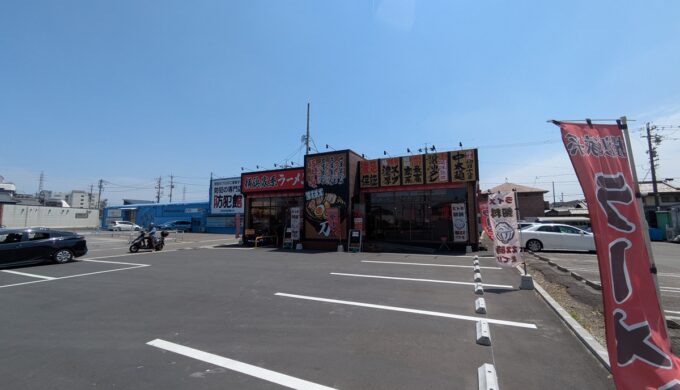 駐車場と外観