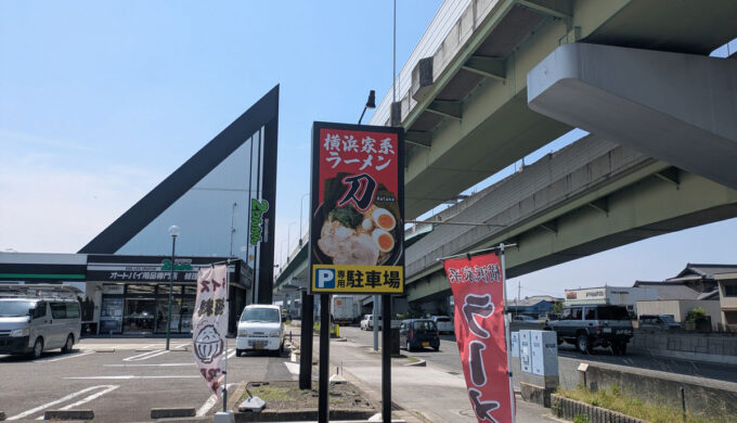 駐車場と外観