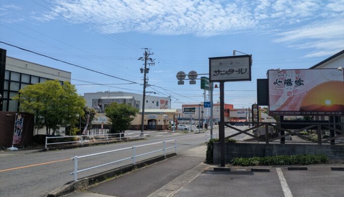 駐車場と外観