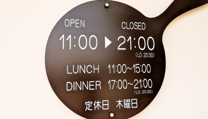 駐車場と外観