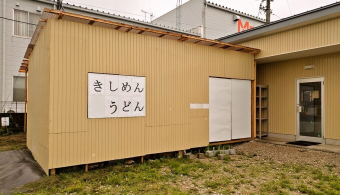 駐車場と外観