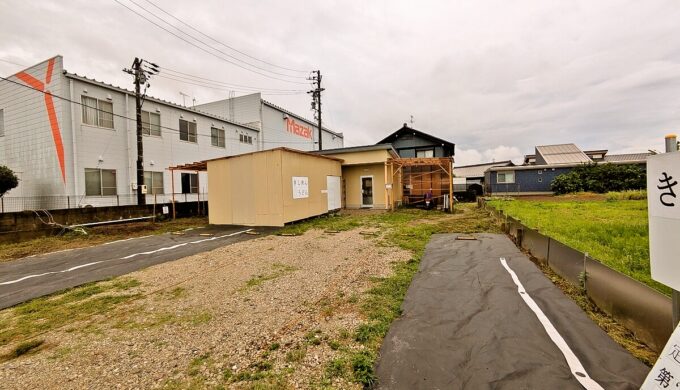 駐車場と外観