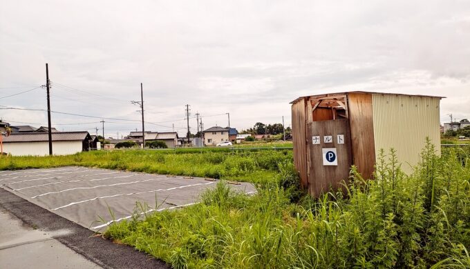 駐車場と外観