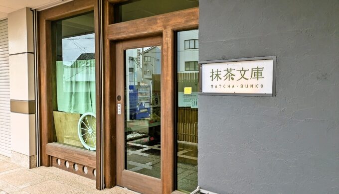 駐車場と外観