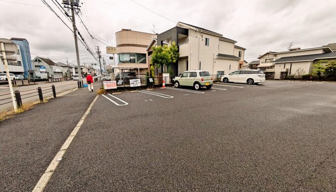 駐車場と外観