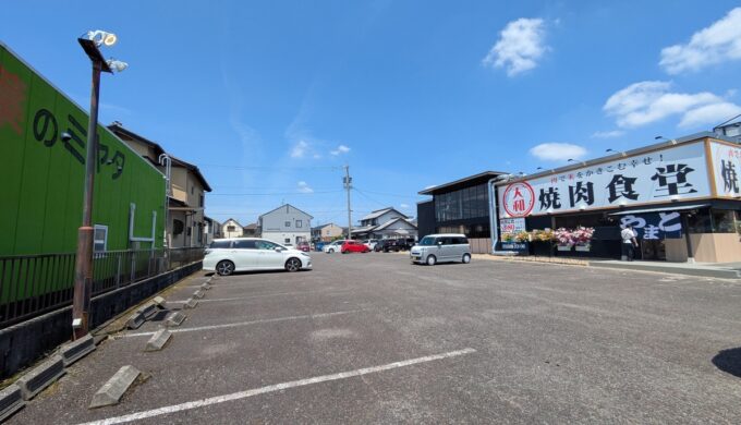 駐車場と外観