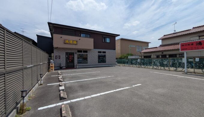 駐車場と外観