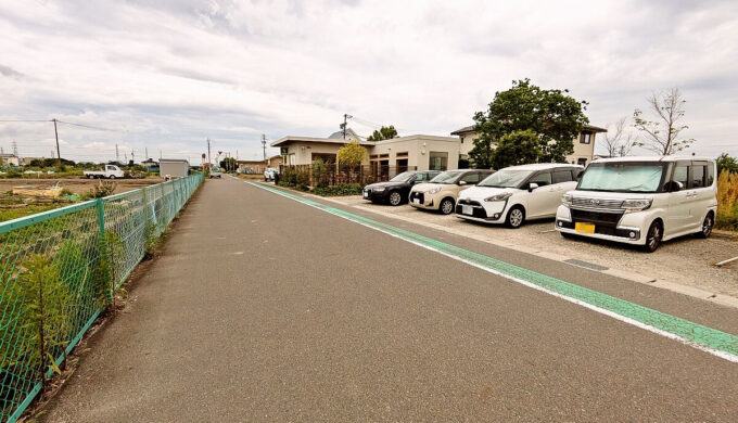 駐車場と外観
