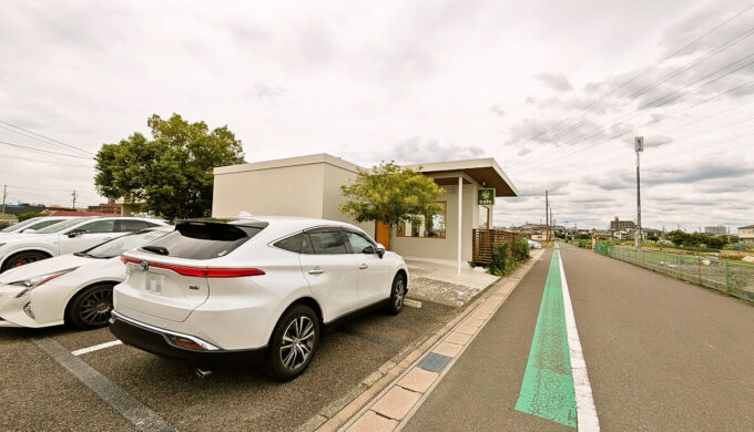 駐車場と外観