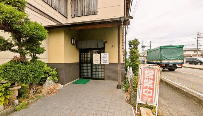 駐車場と外観