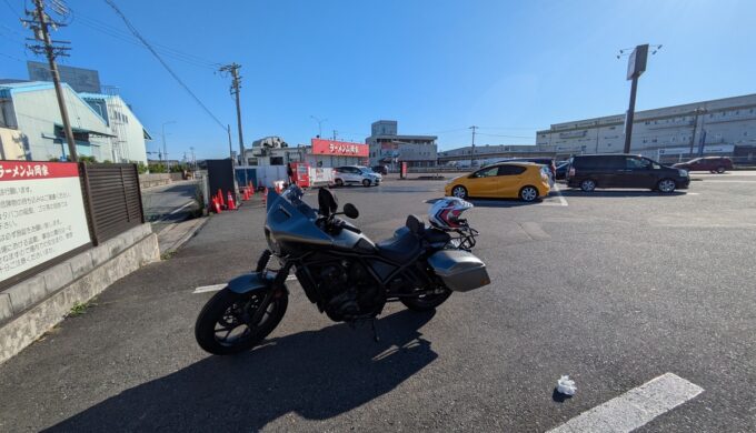 駐車場と外観