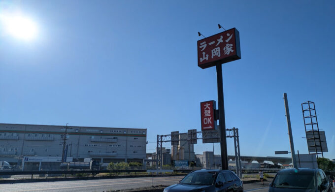 駐車場と外観