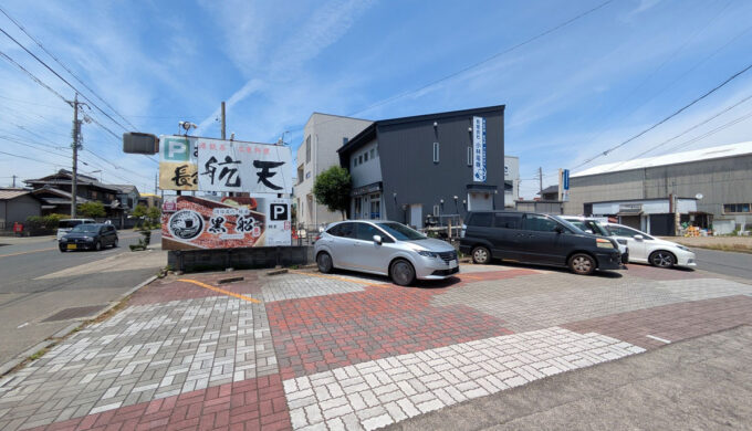 駐車場と外観