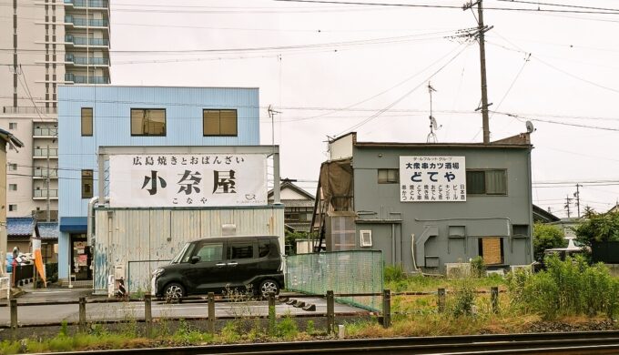 駐車場と外観