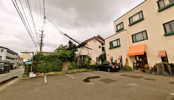 駐車場と外観