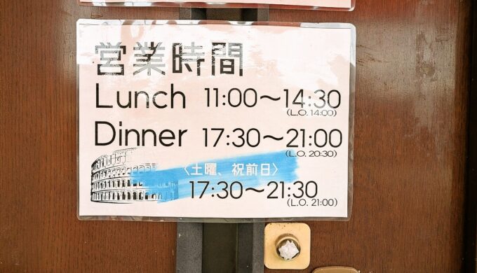 駐車場と外観