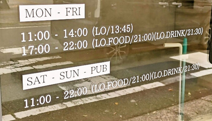 駐車場と外観