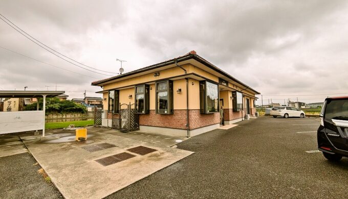 駐車場と外観