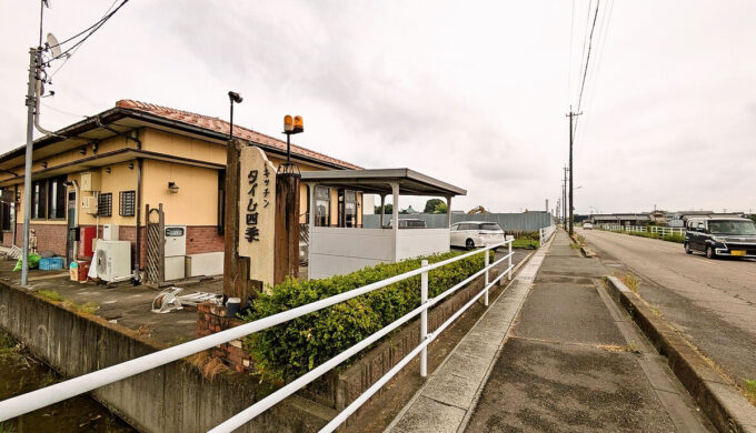 駐車場と外観