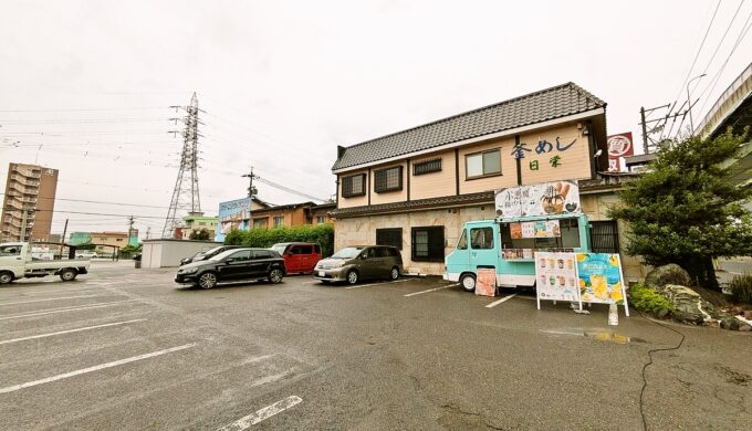 駐車場と外観