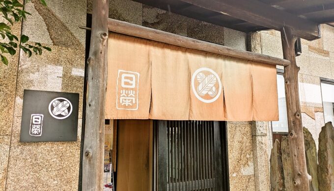 駐車場と外観
