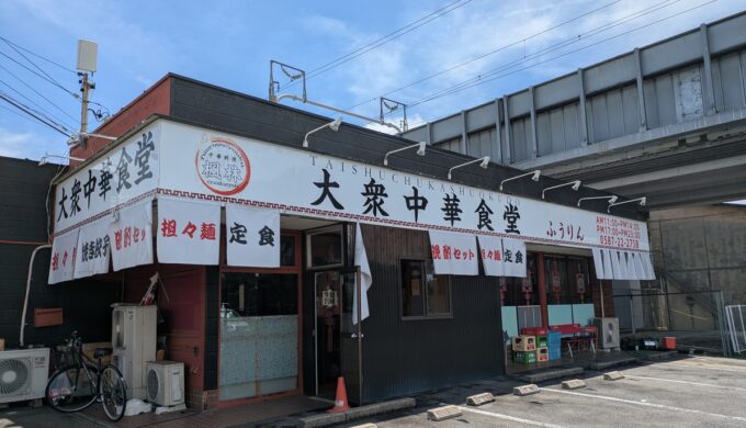駐車場と外観