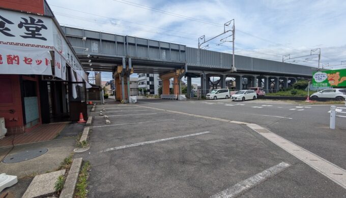 駐車場と外観