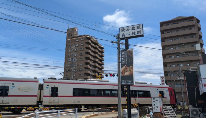駐車場と外観