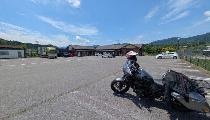 駐車場と外観