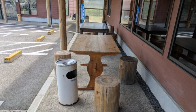 駐車場と外観