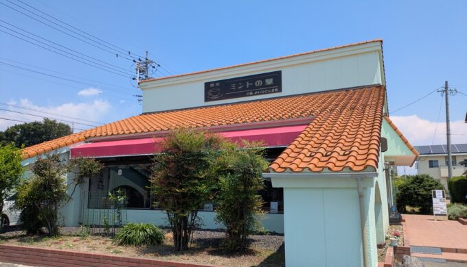 駐車場と外観