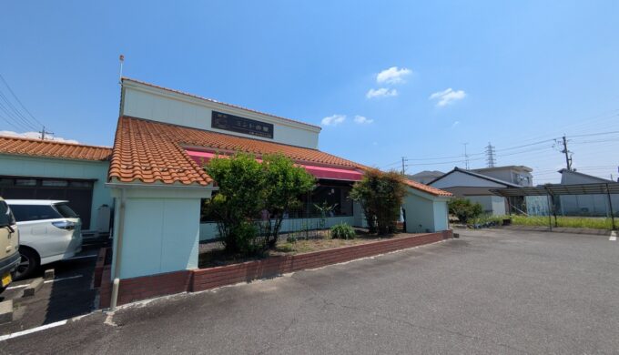 駐車場と外観