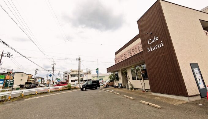 駐車場と外観