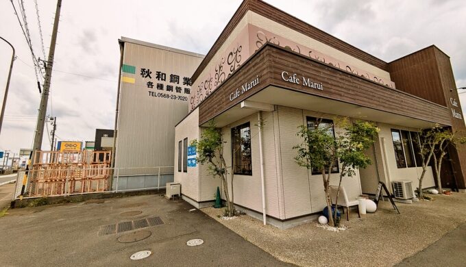 駐車場と外観