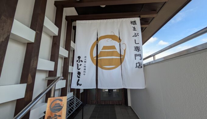 駐車場と外観