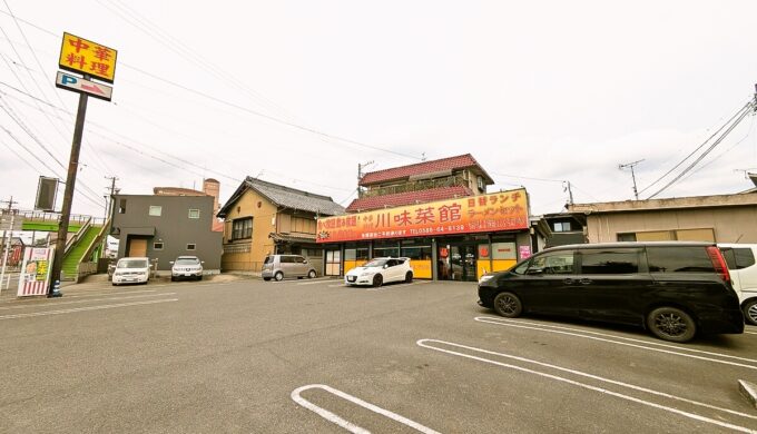 駐車場と外観