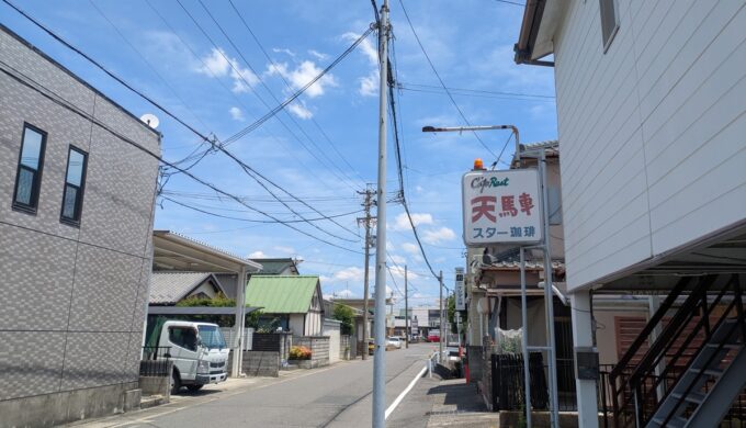 駐車場と外観