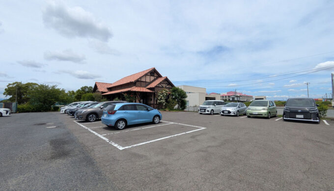 駐車場と外観