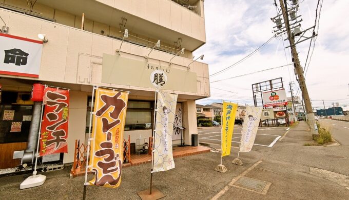 駐車場と外観