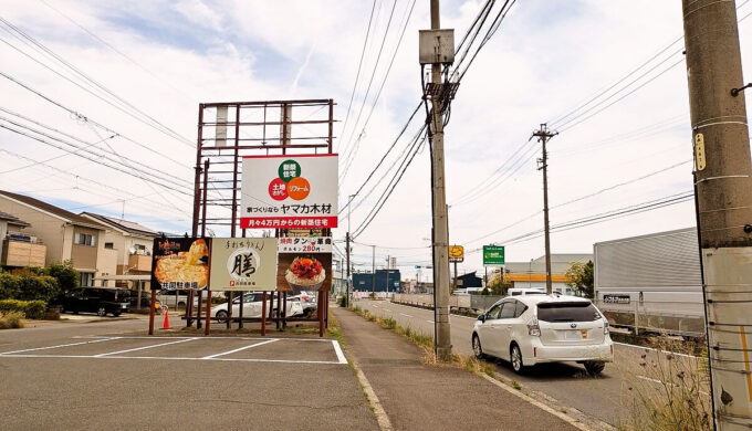 駐車場と外観